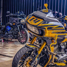 Load image into Gallery viewer, Carbon Visionary Carbon Fiber Numero Uno Road Glide Windshield