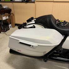 Load image into Gallery viewer, Carbon Visionary 24+ CVO ST Shark Tail Reservoir Brackets
